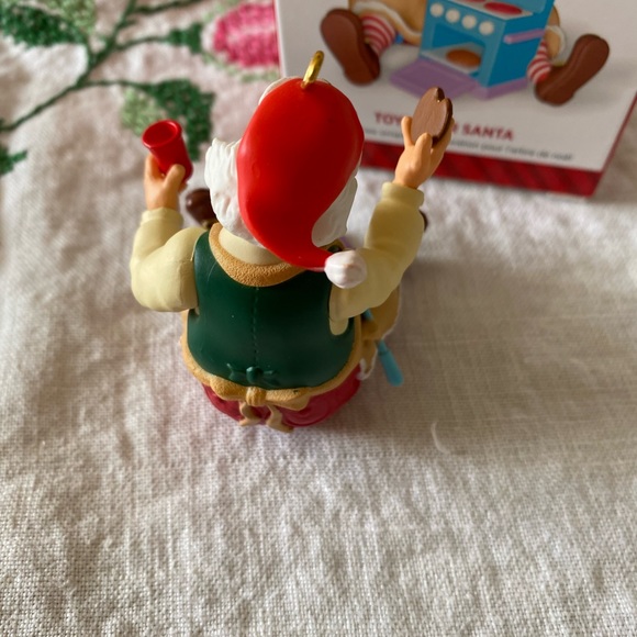 Hallmark’14 Toymaker Santa Series - Picture 9 of 13